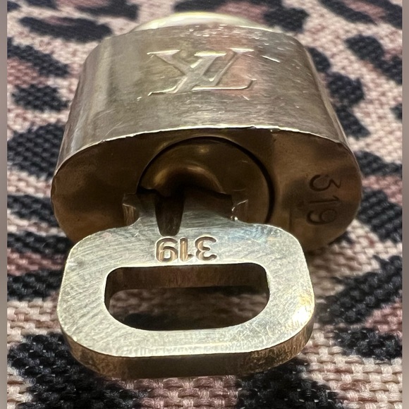 Authentic LV #319 lock & key - Picture 6 of 6